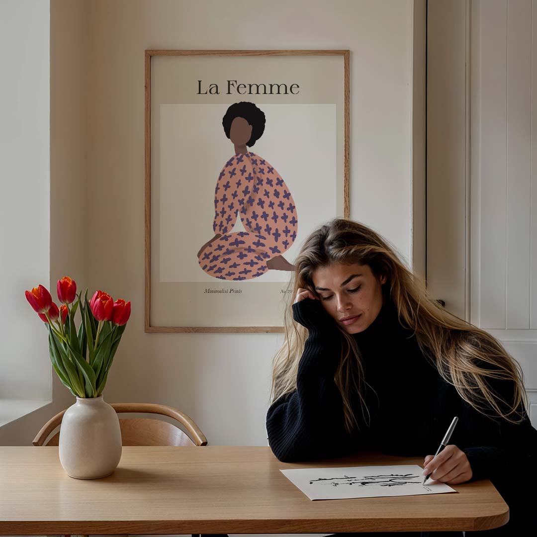 La Femme Minimalistische Art Print – staande vrouwelijke wanddecoratie van WallArtistic
