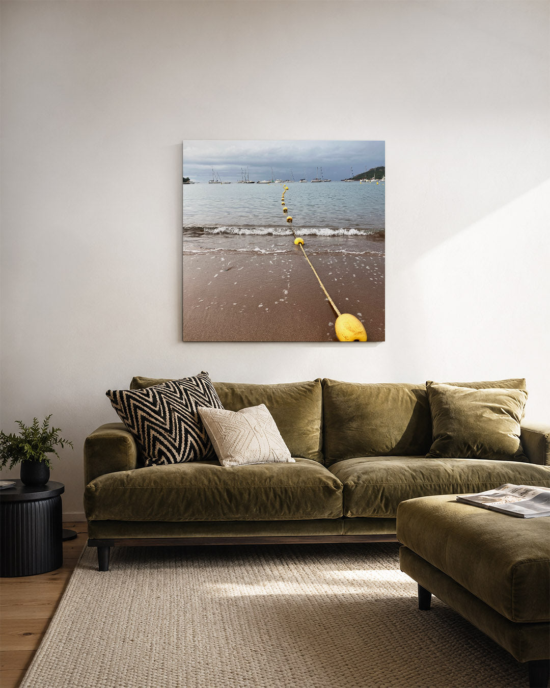 Strand en boeien kunstwerk – derde productweergave – deze kunstwerk toont een strand met een lijn van gele boeien die naar de