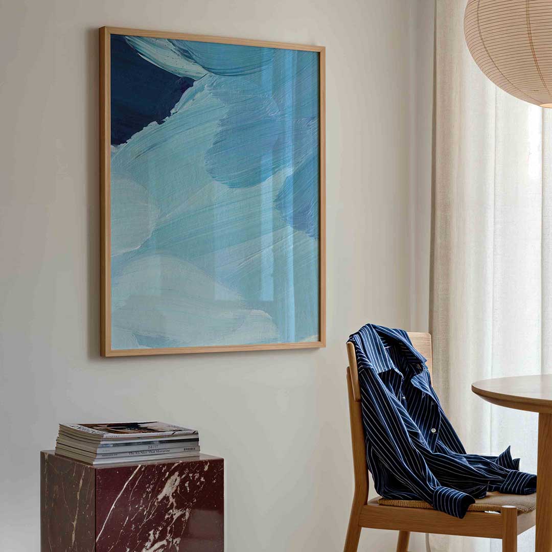 Blauwe penseelstreken – artistieke poster in staand formaat