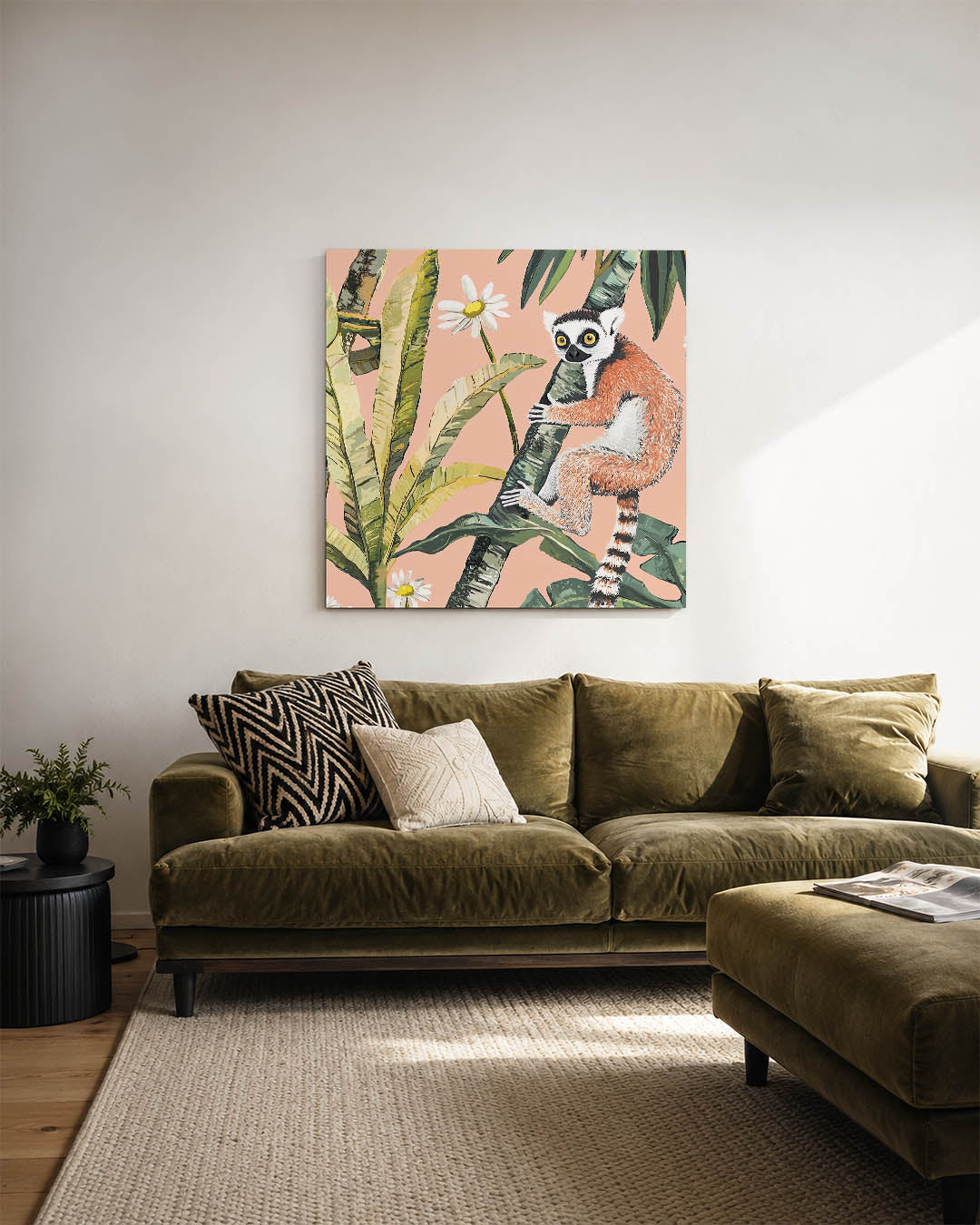 Dierlijke jungle illustratie kunstwerk – sfeerbeeld – dit toont een levendige scène met een dier dat een boom omarmt, omringd