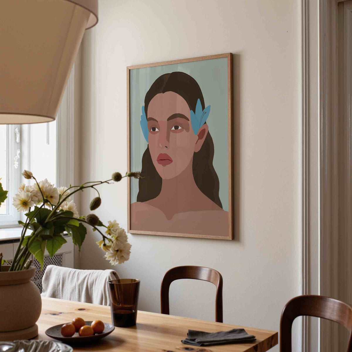 Vrouw met blauwe accenten – eigentijdse illustratie poster in staand formaat