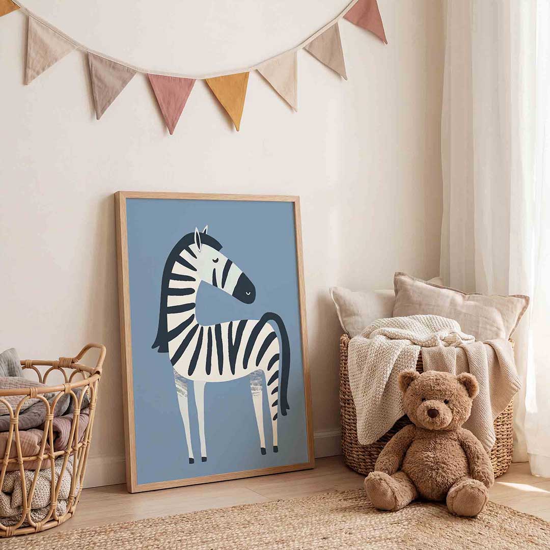 Zebra op blauwe achtergrond – speelse wandkunst als portret kinderposter