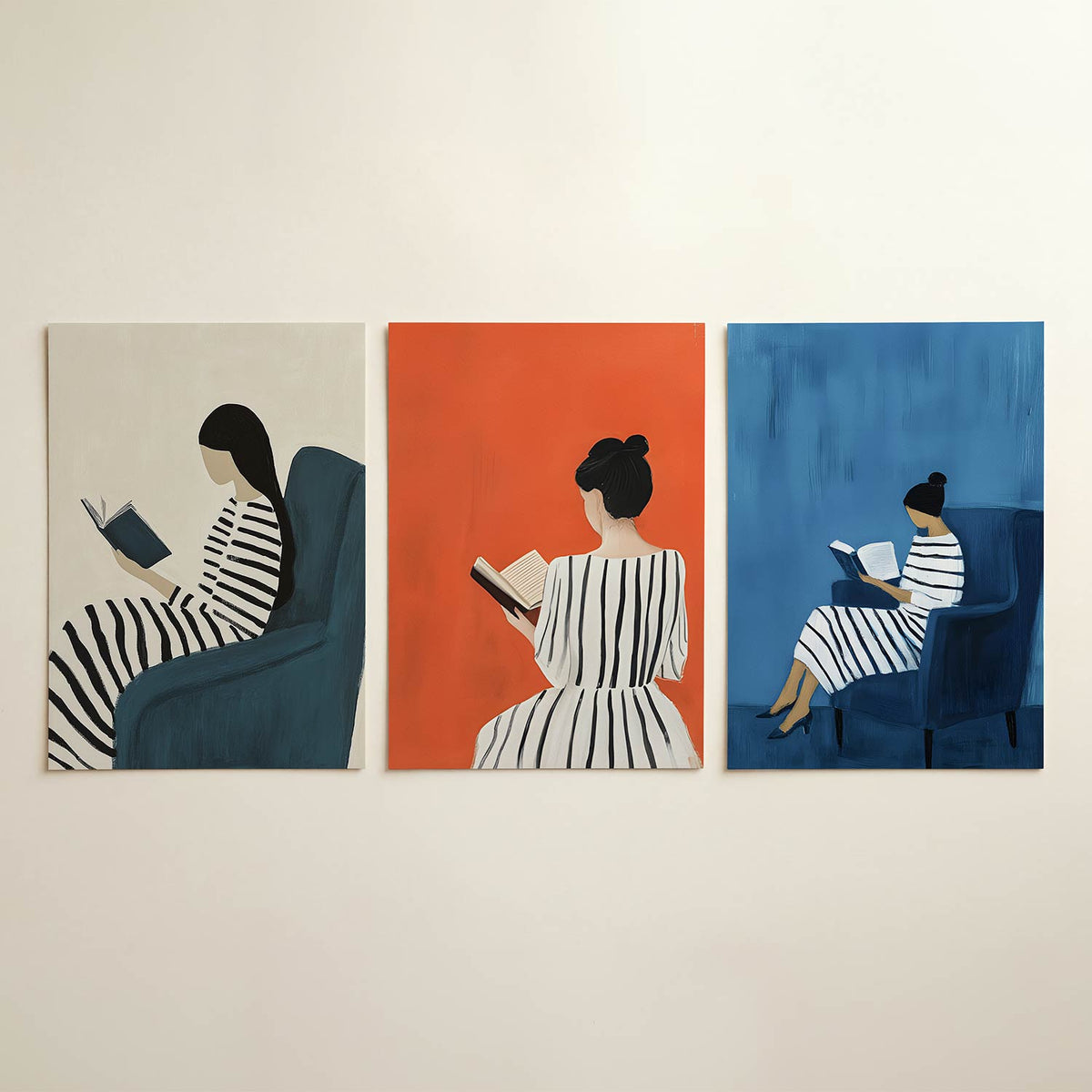 Gestreepte rust posterset – detailweergave – een vrouw leest in een comfortabele stoel