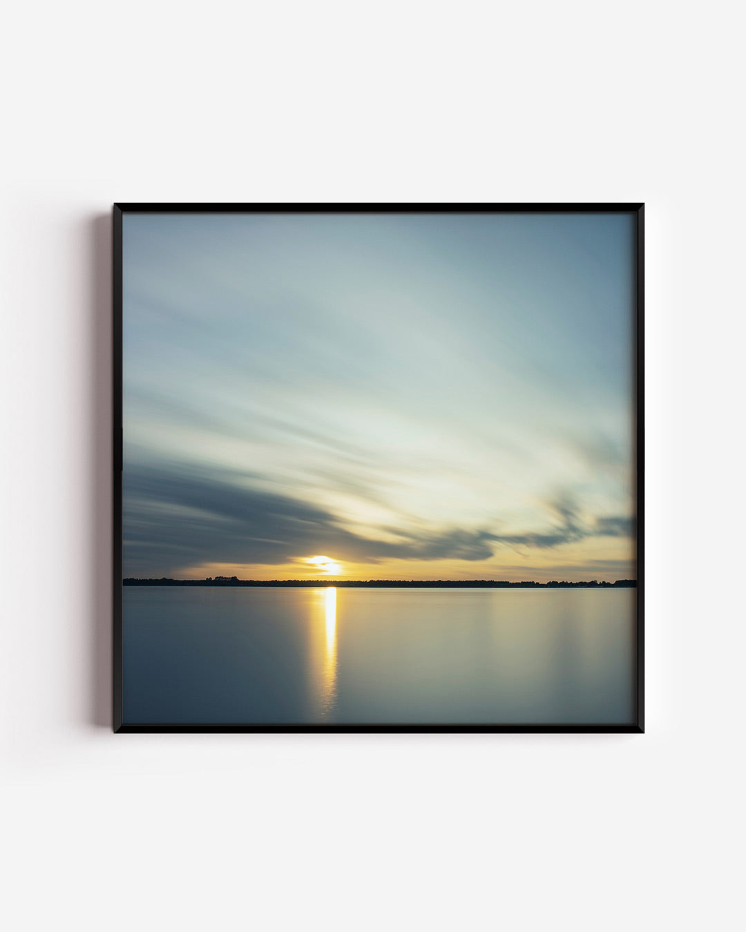 Rustige zonsondergang poster – vierkante wanddecoratie – deze poster toont een serene zonsondergang boven een kalm