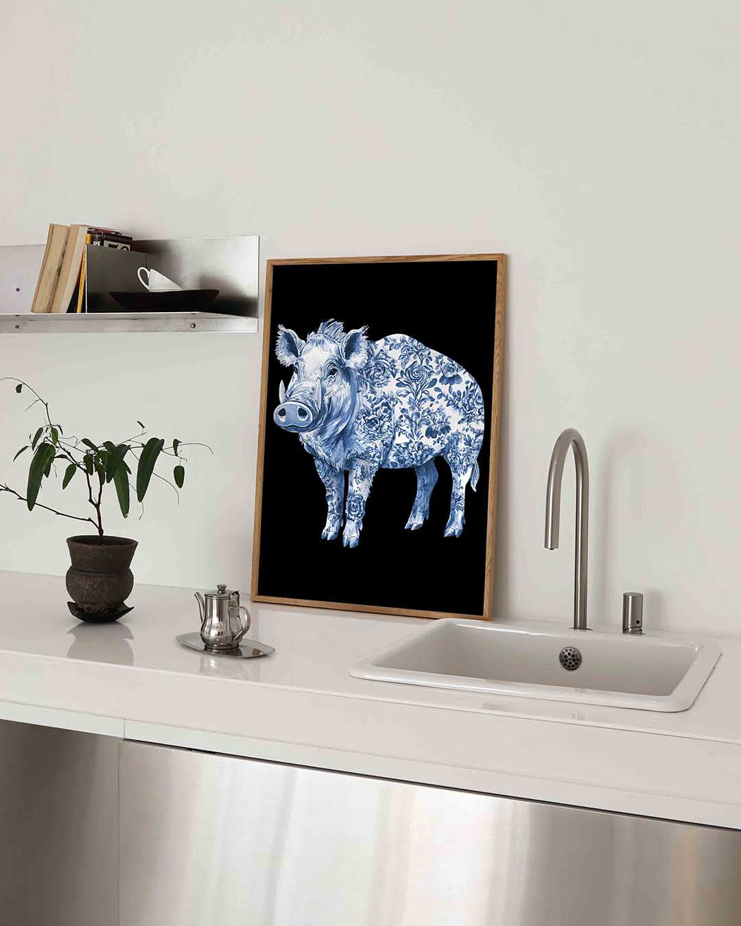 Wilde zwijn met bloemen – blauw-witte poster in staand formaat