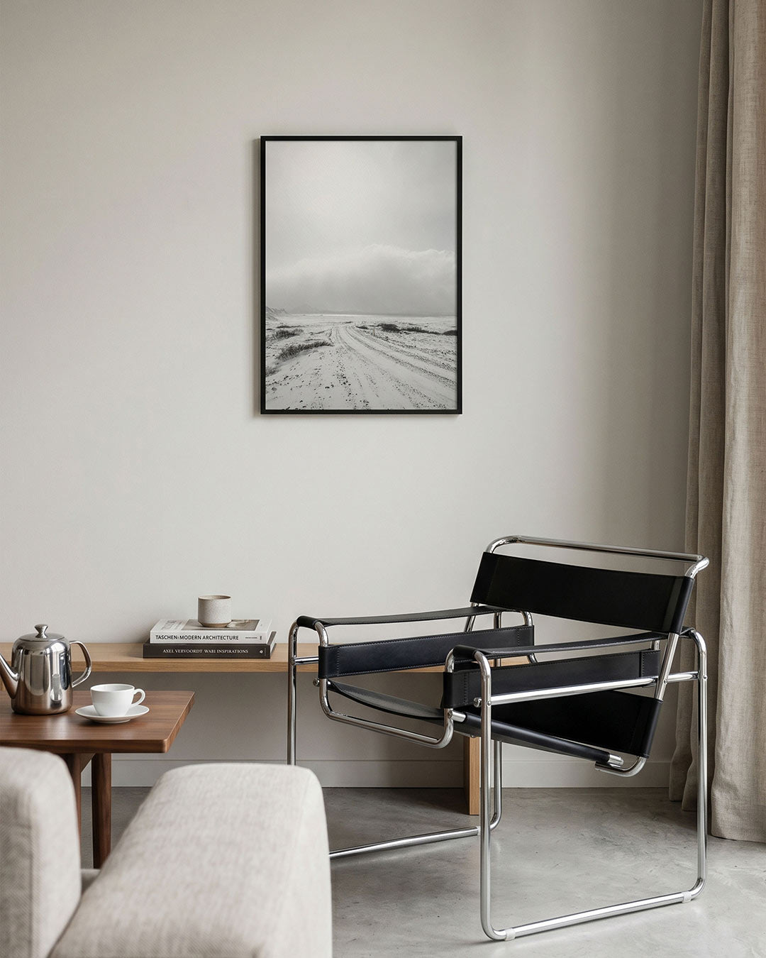 Winterse landschap poster – tweede productweergave – een serene winterse scène met een besneeuwd pad dat zich uitstrekt naar