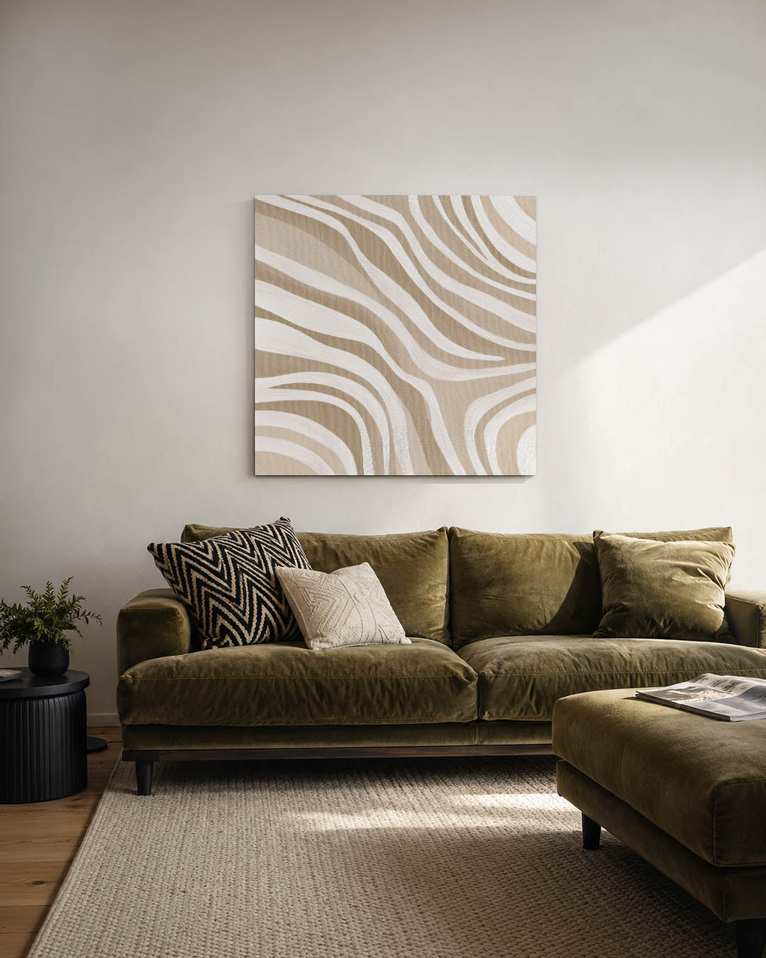 Golvende lijnen kunstwerk – derde productweergave – dit werk toont vloeiende, golvende lijnen in beige en wit. De compositie