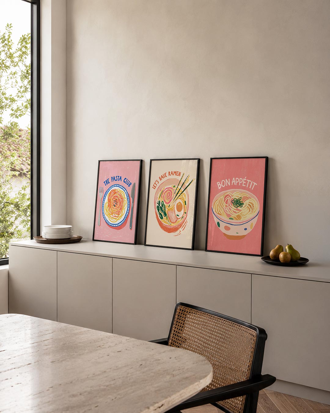 Eetlustige kleurenspel posterset – detailweergave – een bord met kleurrijke pasta op een roze achtergrond