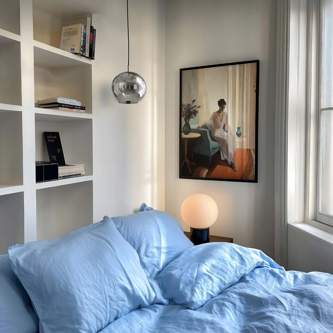 Stijlvolle vrouw in rustige ruimte – vrouwelijk portret als moderne wandkunst