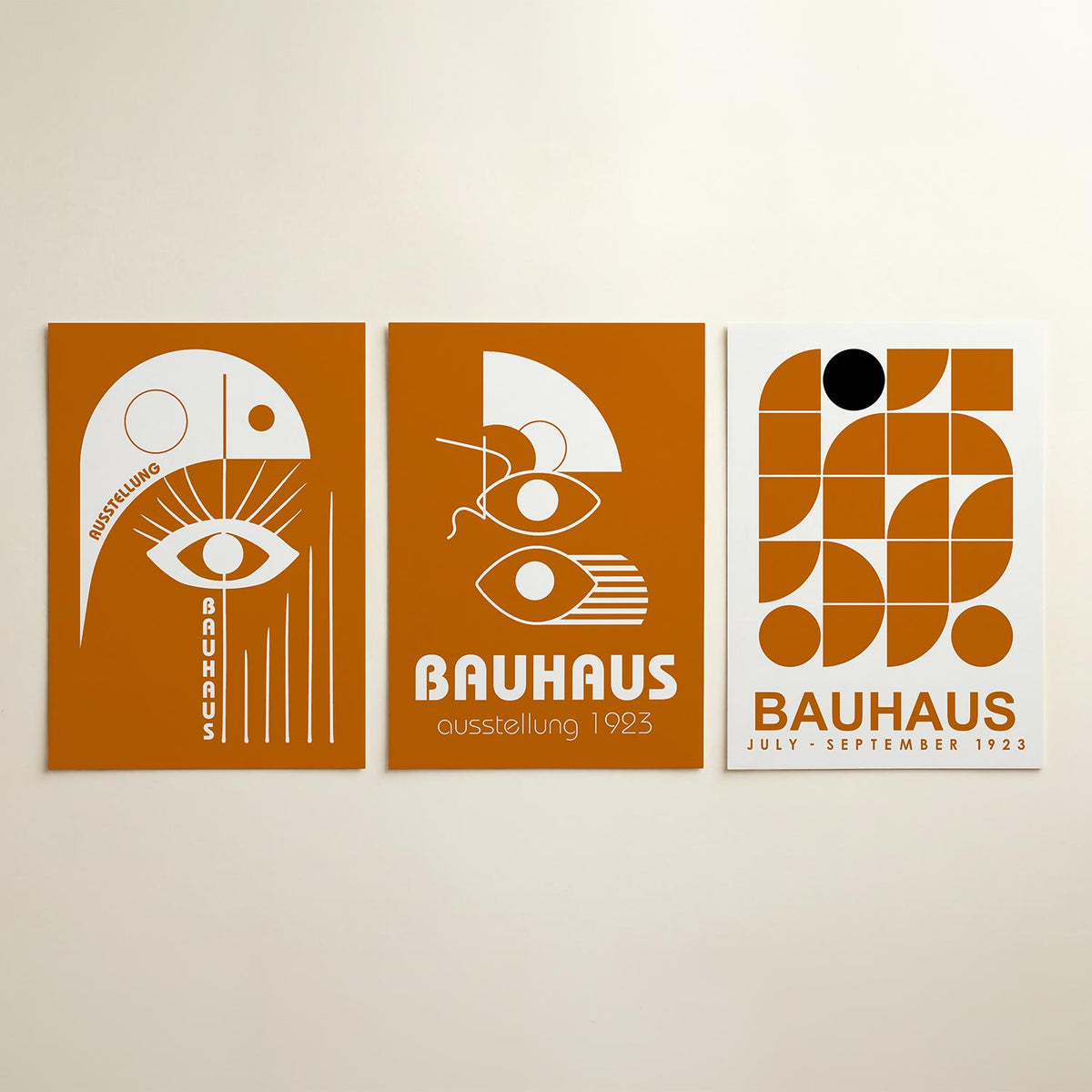 Oog en lijnen posterset – detailweergave – een speelse compositie van een oog met stralen en lijnen op een warme oranje
