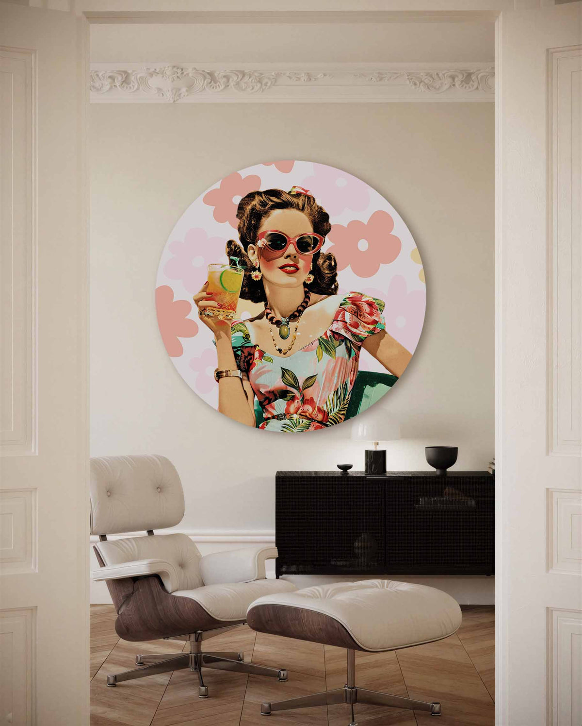 Vrouw met cocktail – kleurrijke Pop Art muurcirkel voor aan de muur