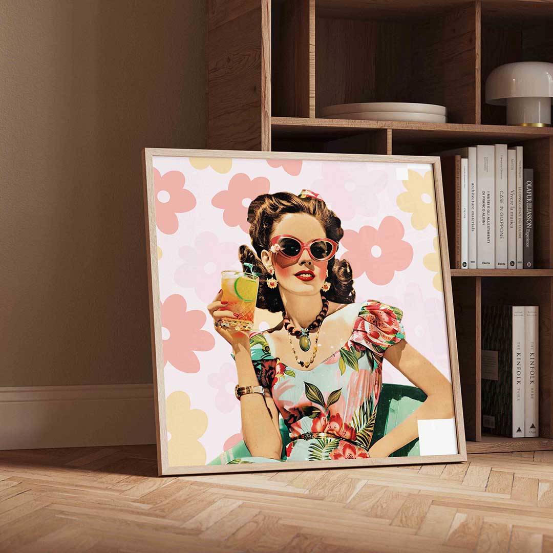 Vrouw met cocktail – vierkante Pop Art wanddecoratie van WallArtistic