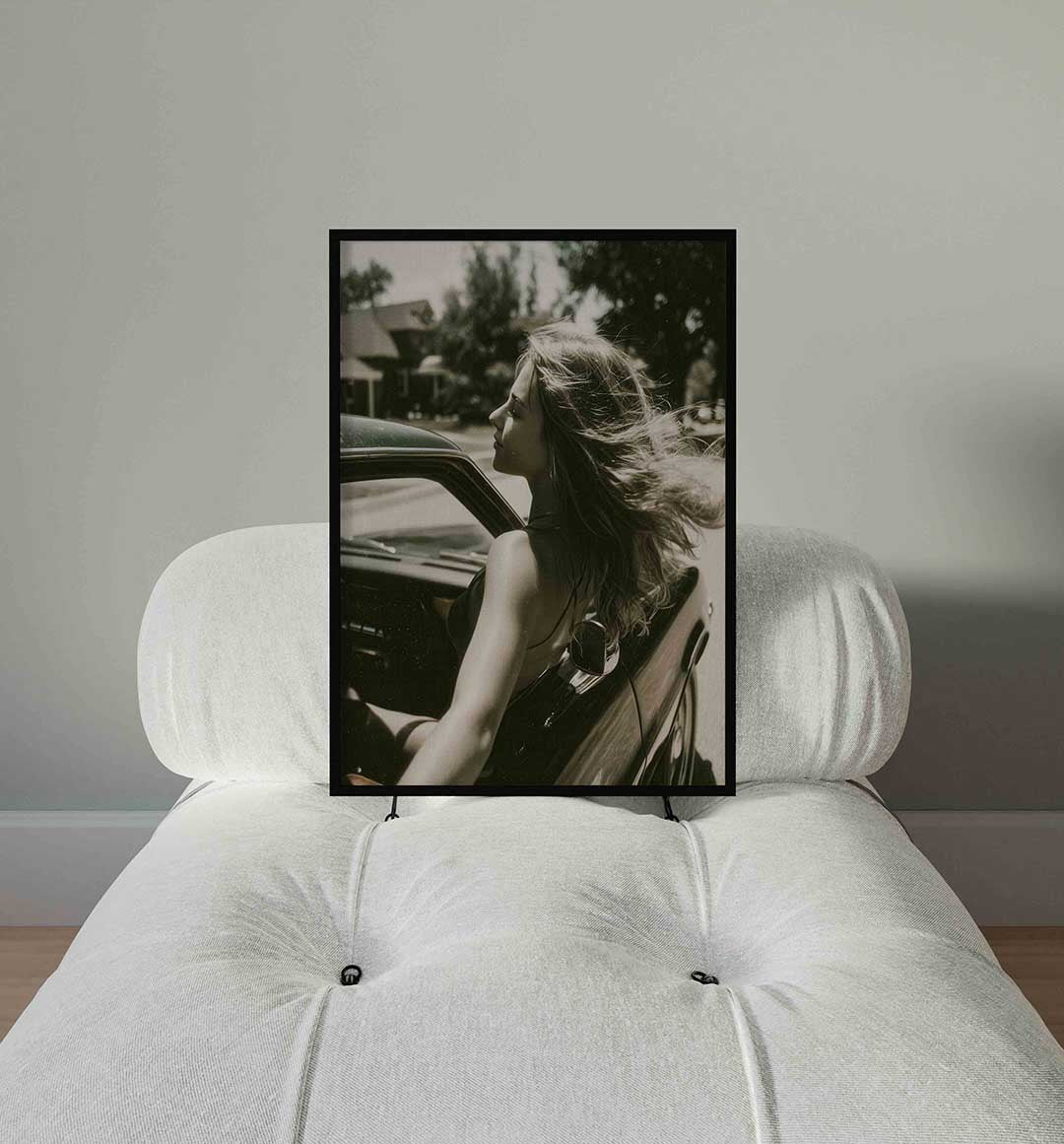 Vrouw in auto – staande Pop Art wanddecoratie van WallArtistic