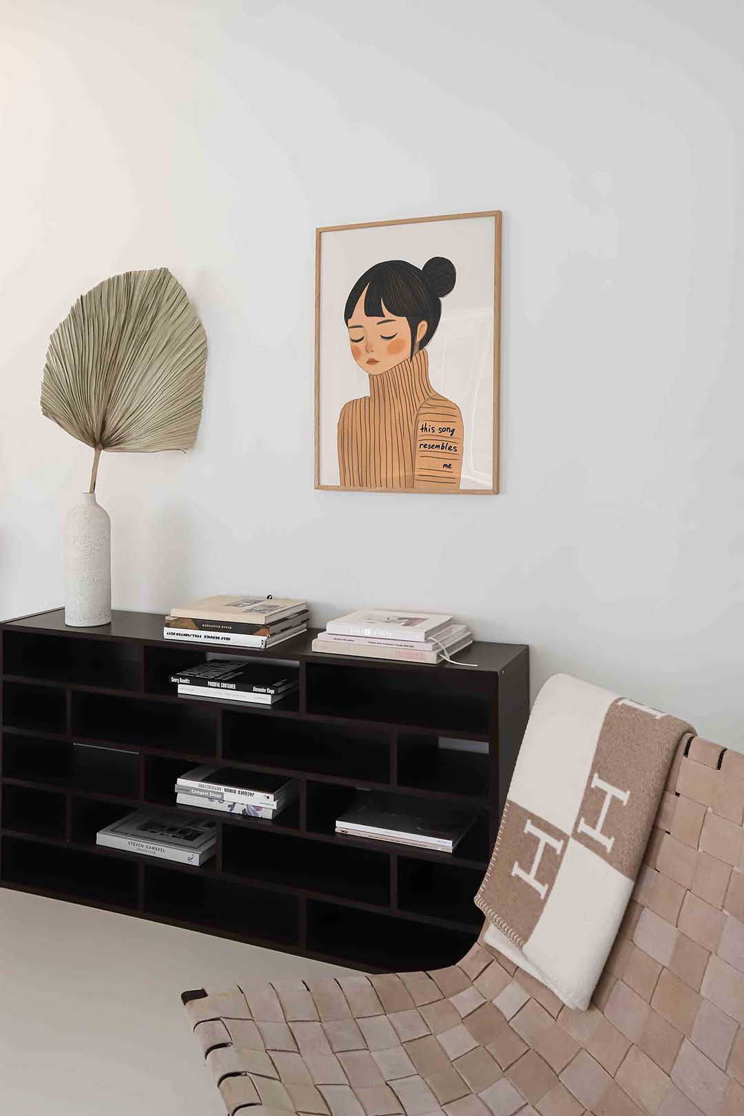 Meisje met trui – staande moderne wanddecoratie van WallArtistic