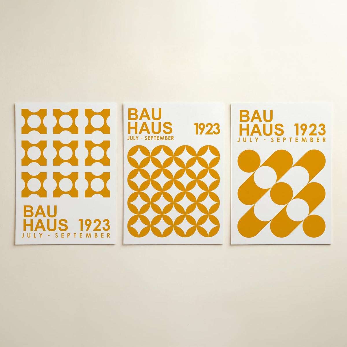 Vorm en kleur posterset – detailweergave – deze posterset in drie delen toont een ritmisch patroon van oranje vormen met