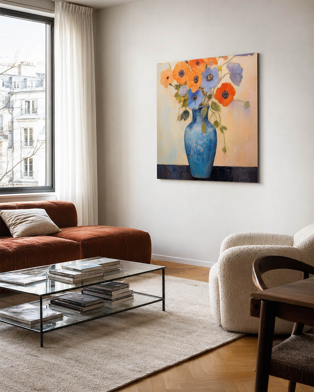 Bloemen in vaas kunstwerk – vierkante wanddecoratie – dit werk toont een blauwe vaas met oranje en blauwe bloemen tegen een