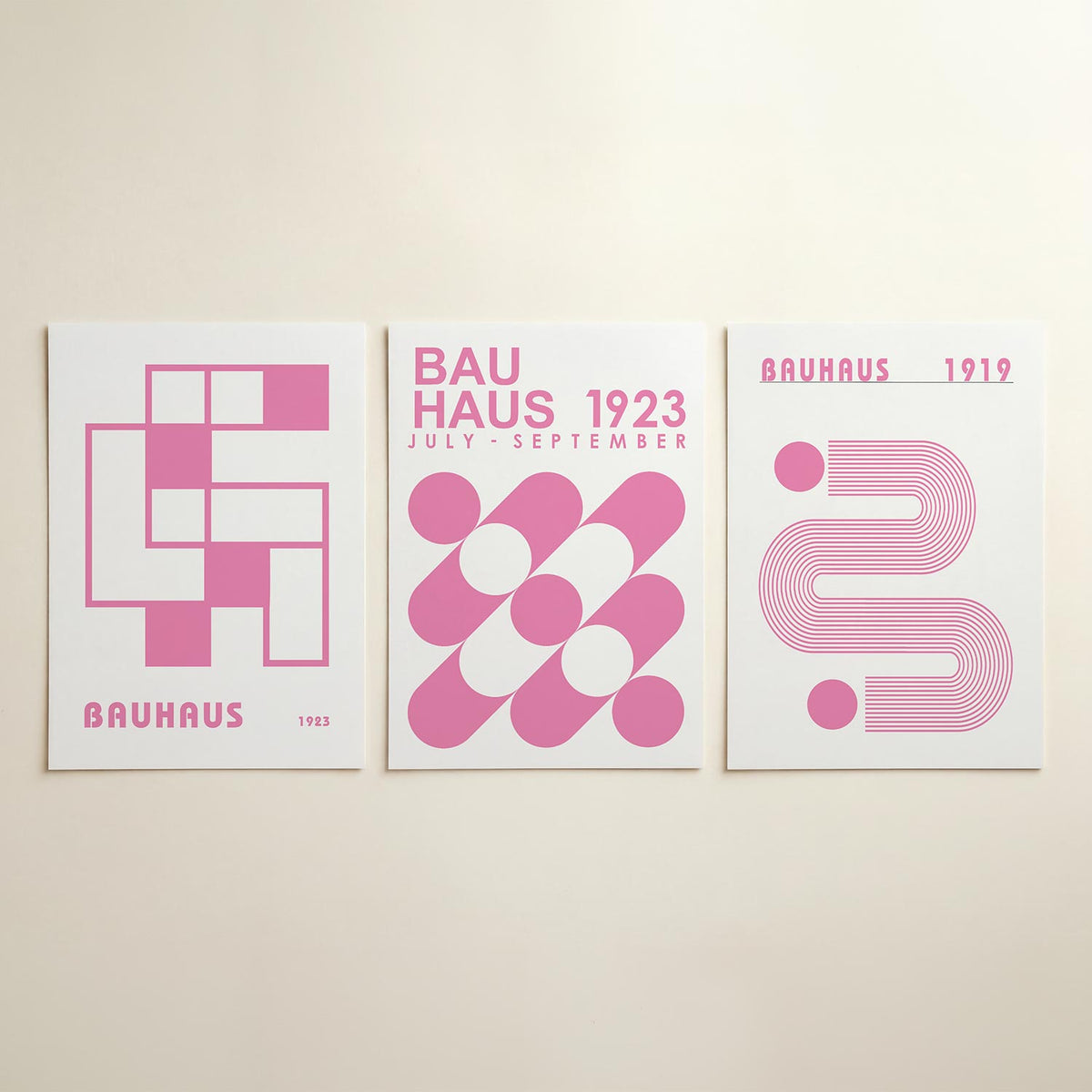 Vorm en kleur posterset – detailweergave – deze posterset in drie delen toont een speelse combinatie van roze en wit. Rechte