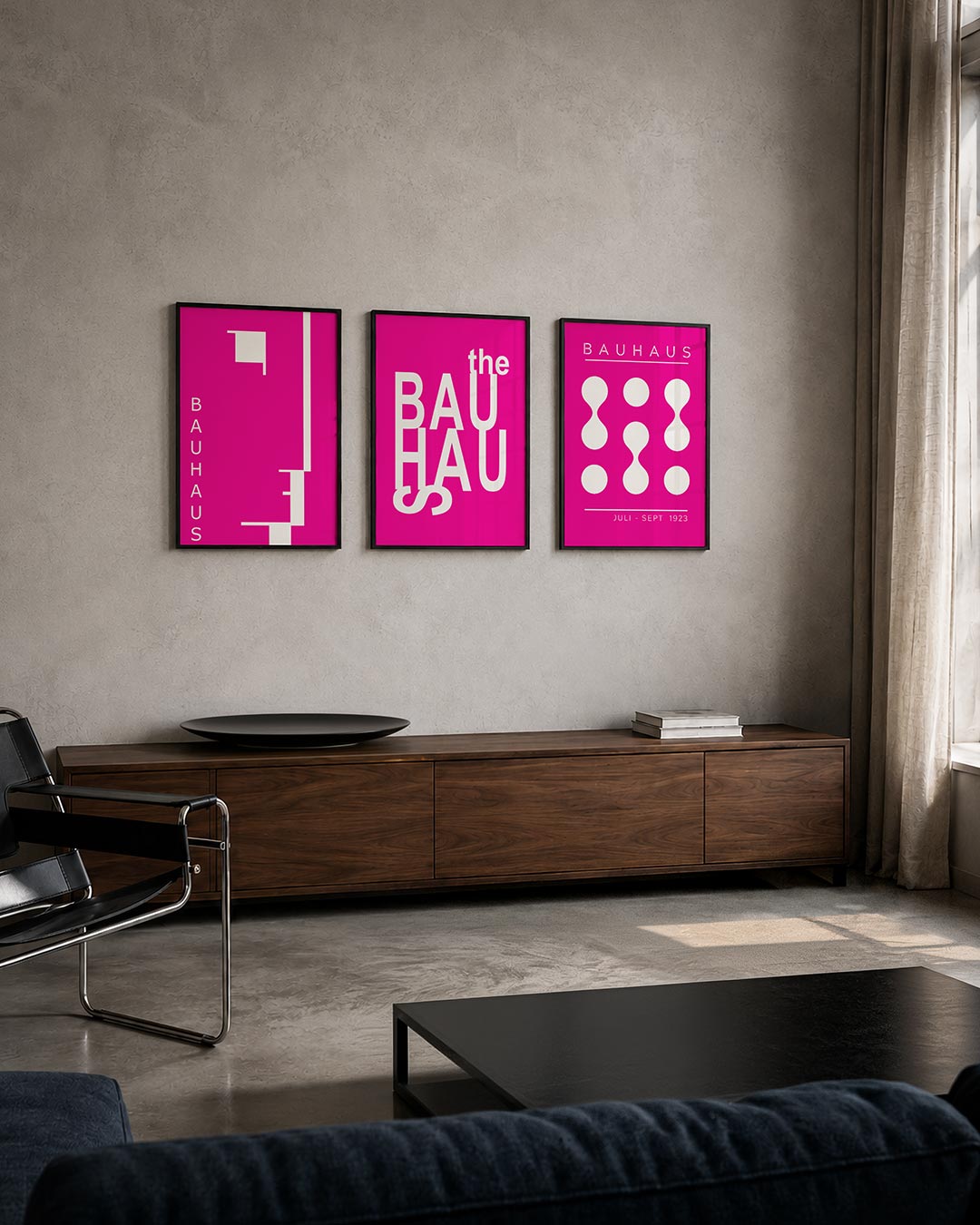 Kleur en lijnenspel driedelige posterset – deze posterset in drie delen toont een levendig roze vlak met witte geometrische