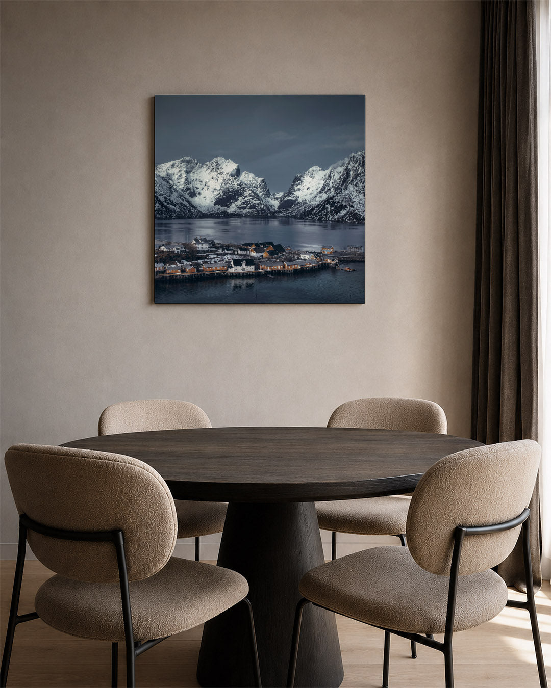 Berglandschap met huizen kunstwerk – tweede productweergave – een serene scène met besneeuwde bergen en een rustige
