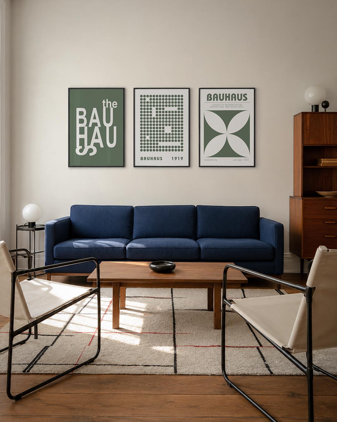 Typografisch spel posterset – derde productweergave – witgekleurde letters vormen een speelse compositie op een grijsgroene
