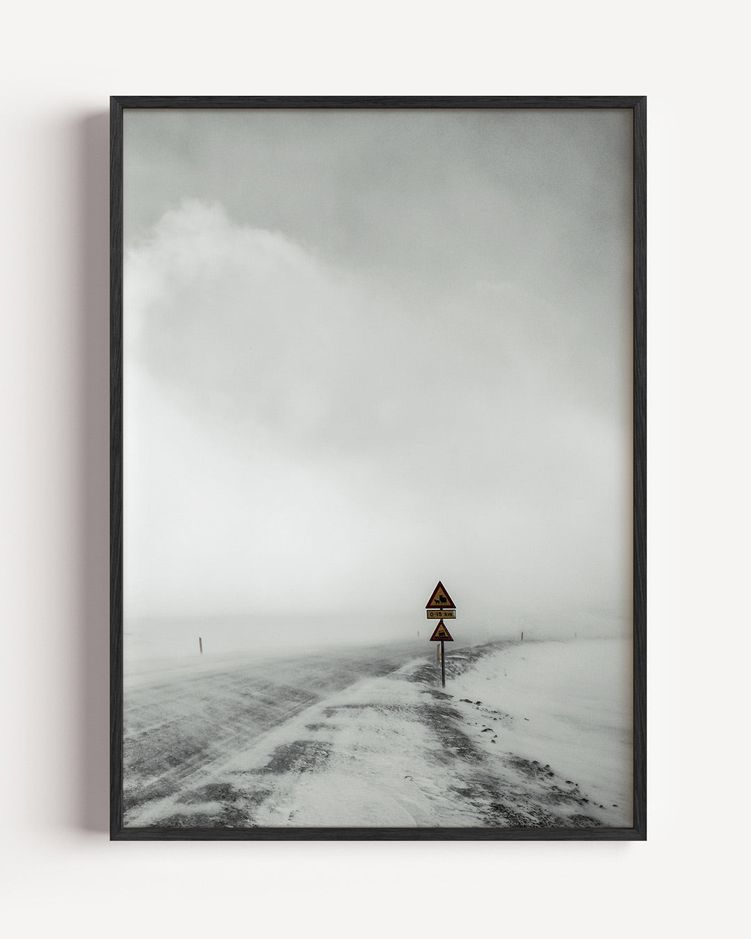 Mistige weg poster – portret wanddecoratie – een verlaten weg in een mistig landschap met een verkeersbord. De grijstinten en