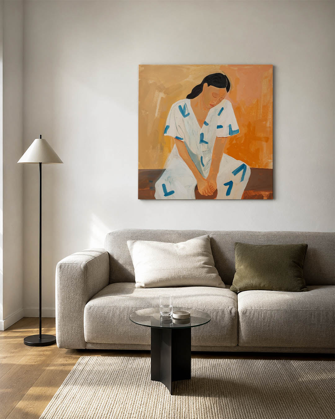 Dromerige vrouw kunstwerk – vierkante wanddecoratie – dit kunstwerk toont een vrouw in een serene pose tegen een warme