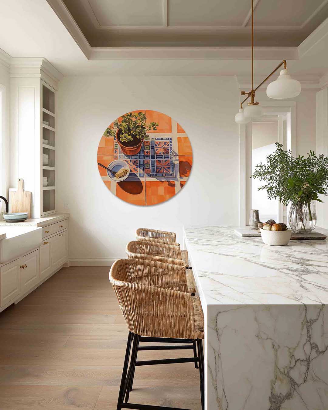 Plantenpot op tegeltafel – abstracte muurcirkel als ronde wanddecoratie