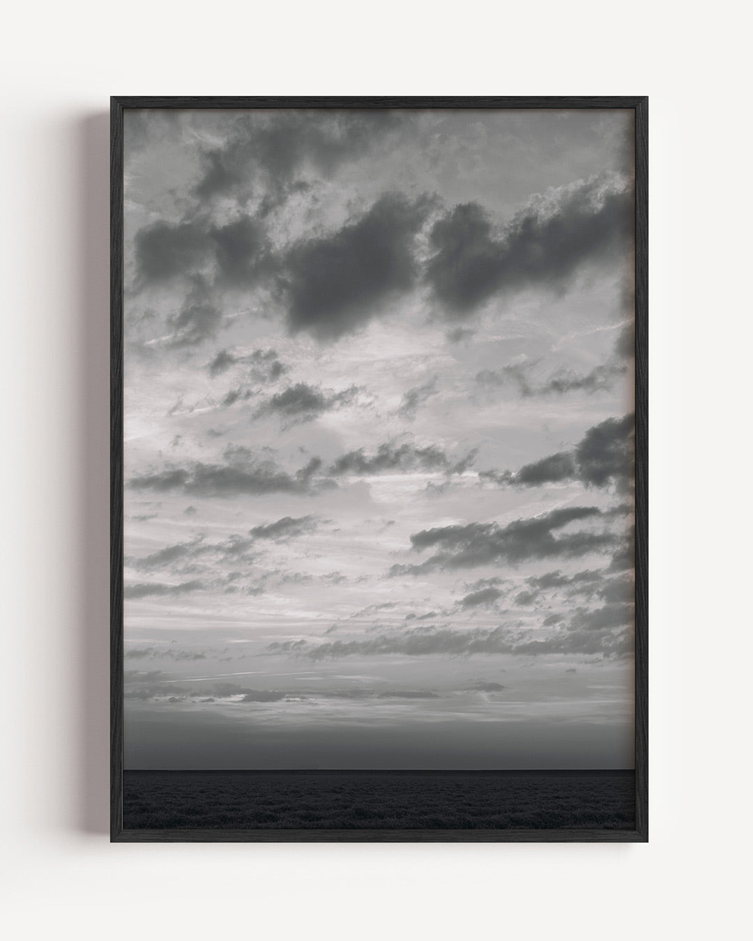 Dramatische lucht poster – portret wanddecoratie – deze poster toont een dramatische lucht met donkere wolken die over de