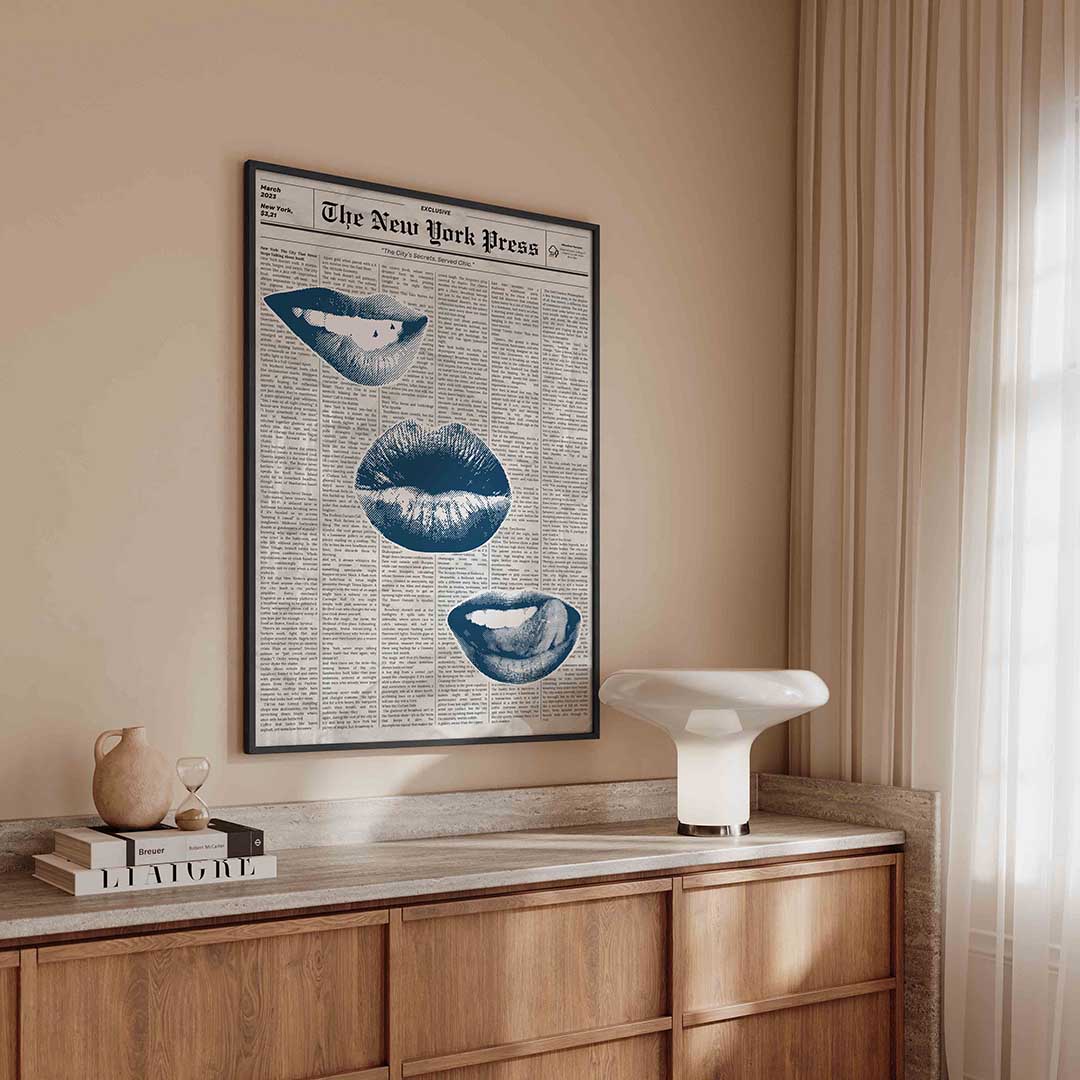Blauwe lippen op krantenachtergrond – kleurrijke Pop Art poster in staand formaat