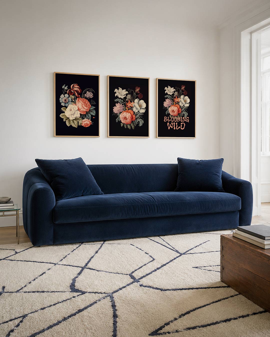 Bloemenpracht driedelige posterset – een weelderige verzameling bloemen in zachte tinten rood,