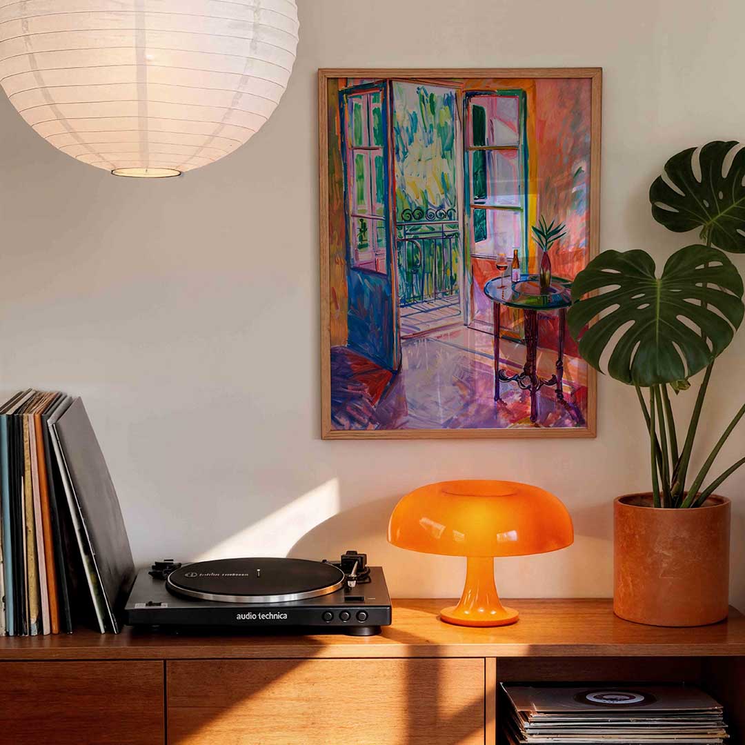 Open deuren met tafel – staande kleurrijke wanddecoratie van WallArtistic