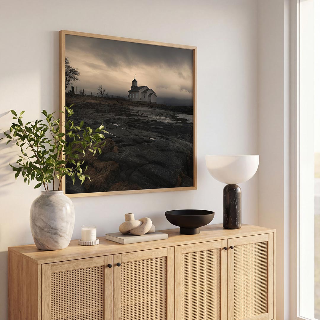 Rustiek landschap poster – tweede productweergave – een eenzaam gebouw staat op een rotsachtige kustlijn onder een bewolkte
