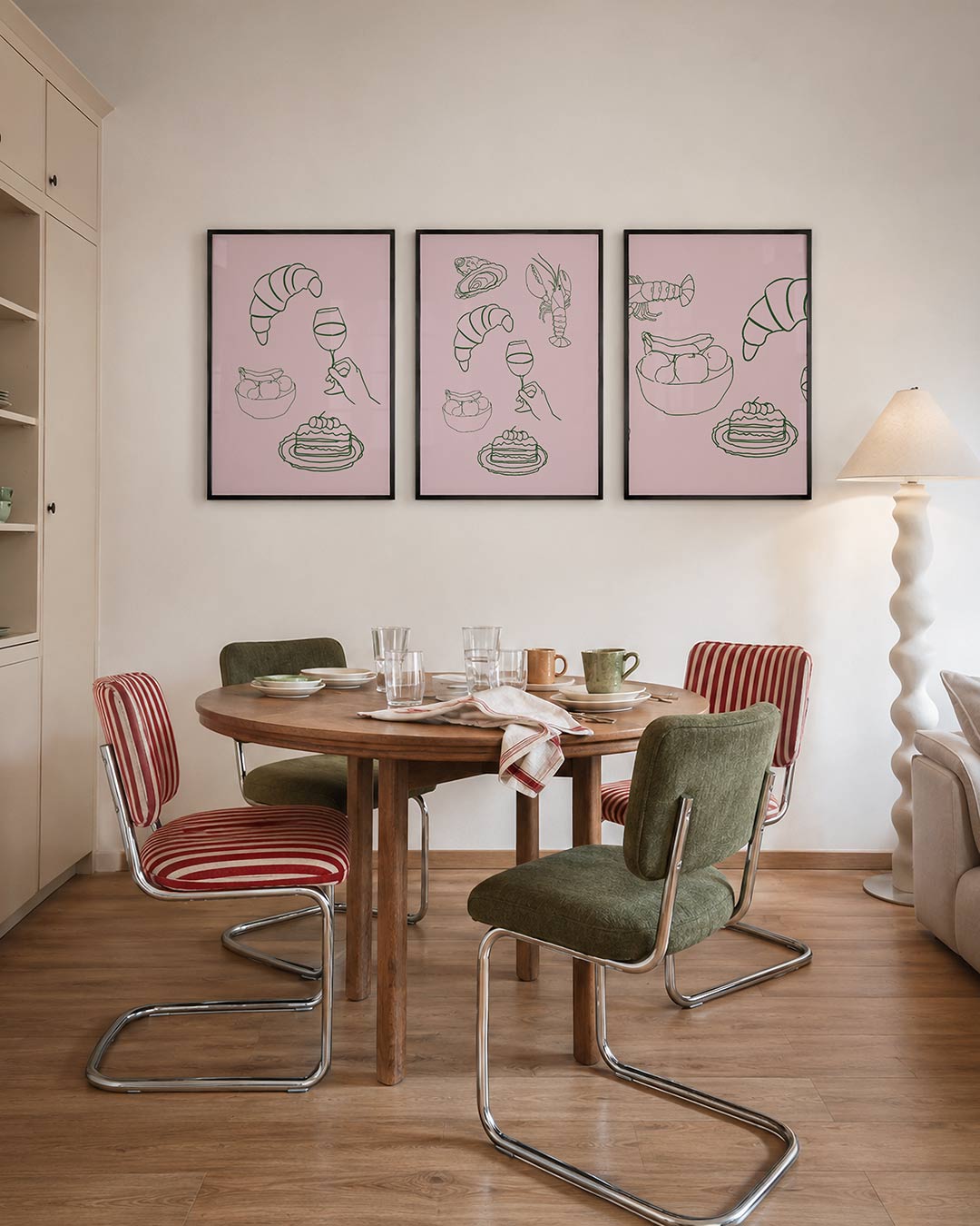 Eenvoudige lijnenspel – een speelse compositie met een croissant, fruitschaal, wijnglas en taart