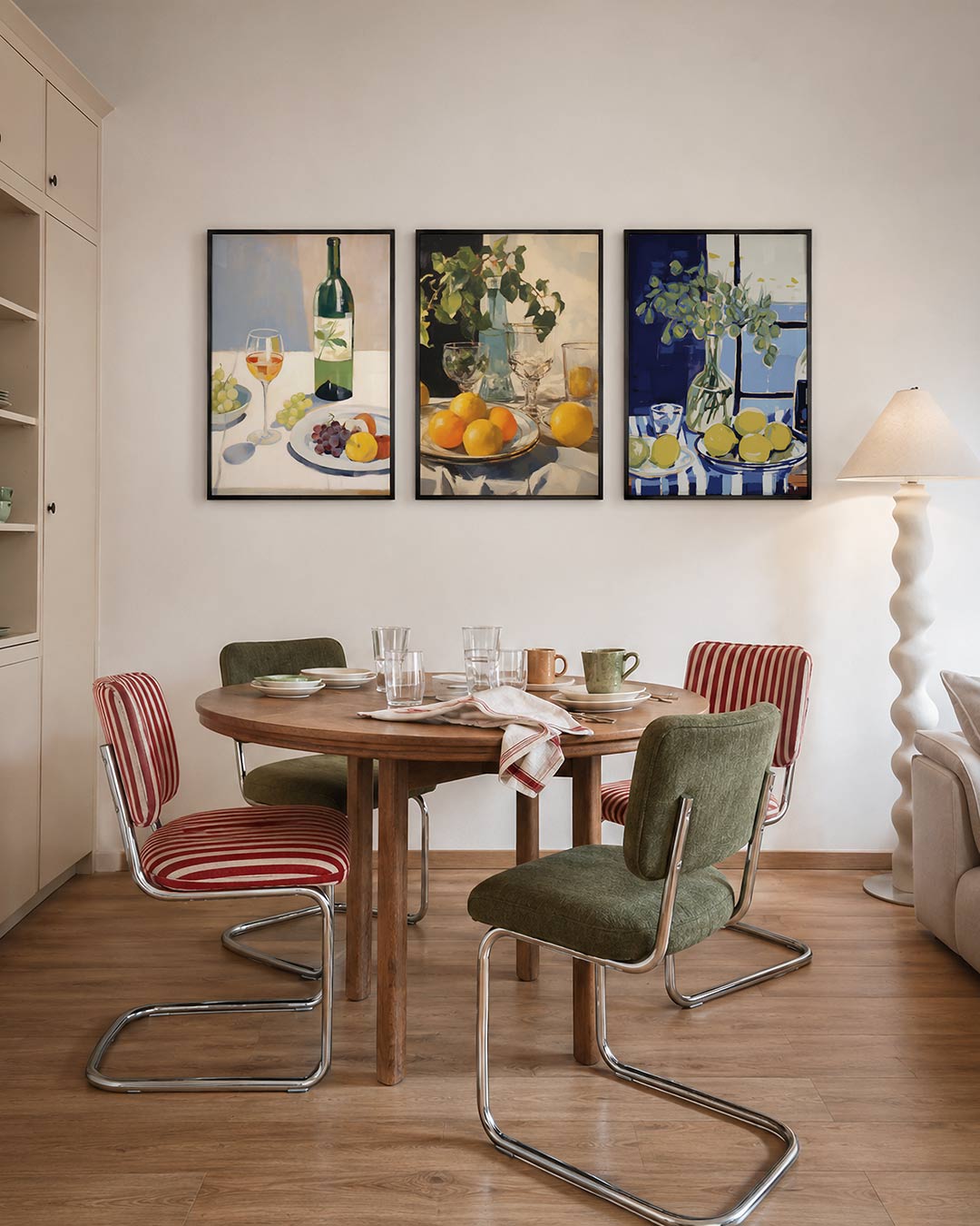Fruit en wijn driedelige posterset – een fles en glas wijn met druiven en fruit op een tafel
