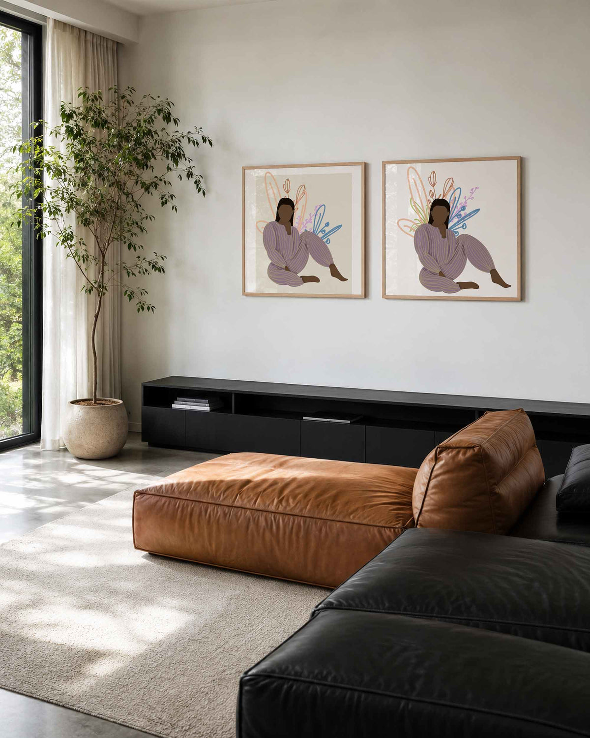 Interieurpresentatie van een tweedelige vierkante posterset met zittende vrouw