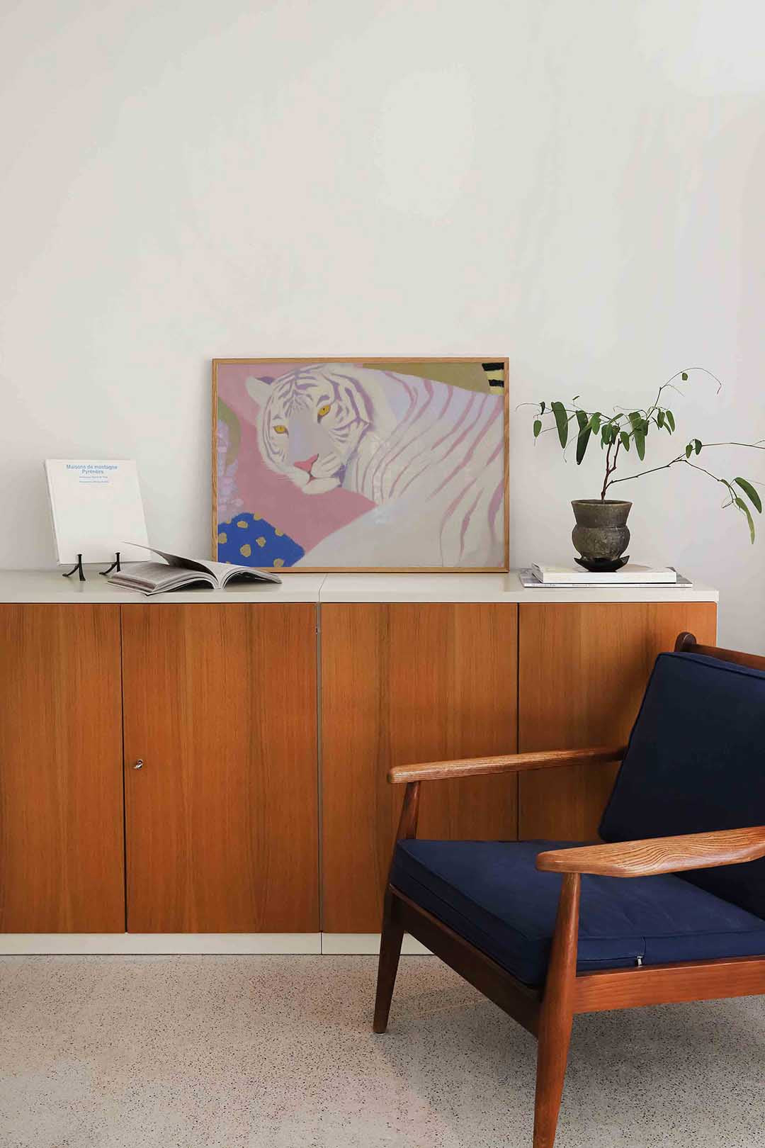 Witte tijger – liggende dieren wanddecoratie van WallArtistic