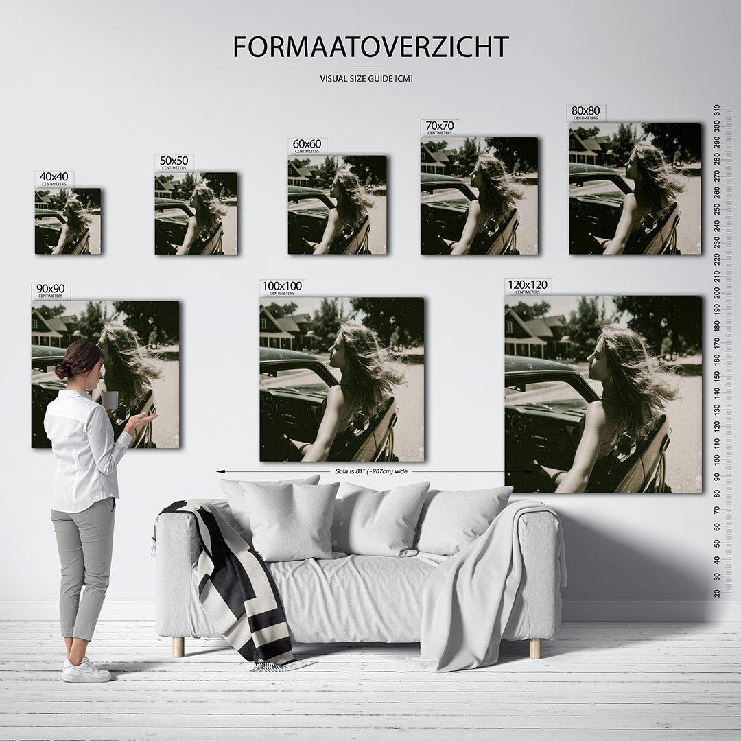 Zomerse autorit kunstwerk – sfeerbeeld – dit kunstwerk toont een vrouw die geniet van een autorit op een zonnige dag. Haar