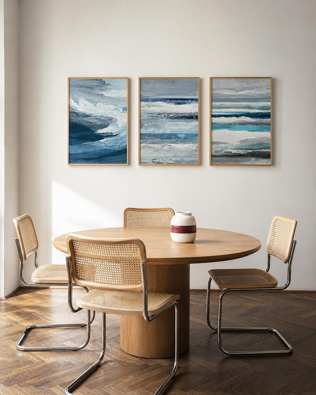 Golvend lijnenspel driedelige posterset in interieur