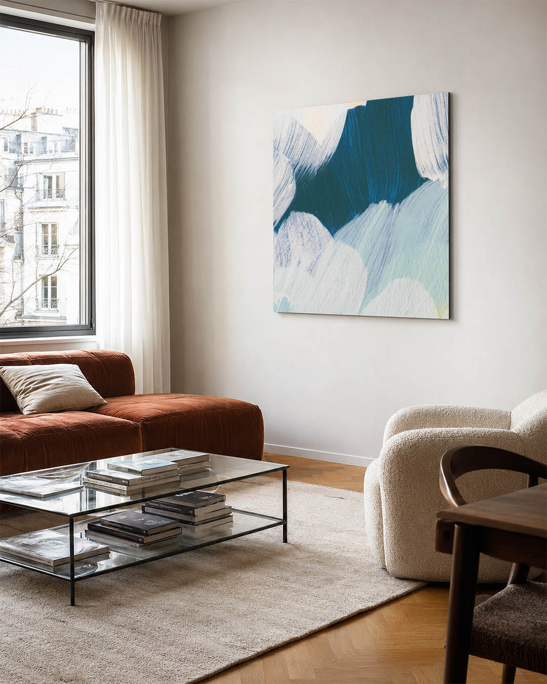 Dynamische borstelvegen kunstwerk – vierkante wanddecoratie – dit werk toont vloeiende borstelvegen in blauw en wit, met