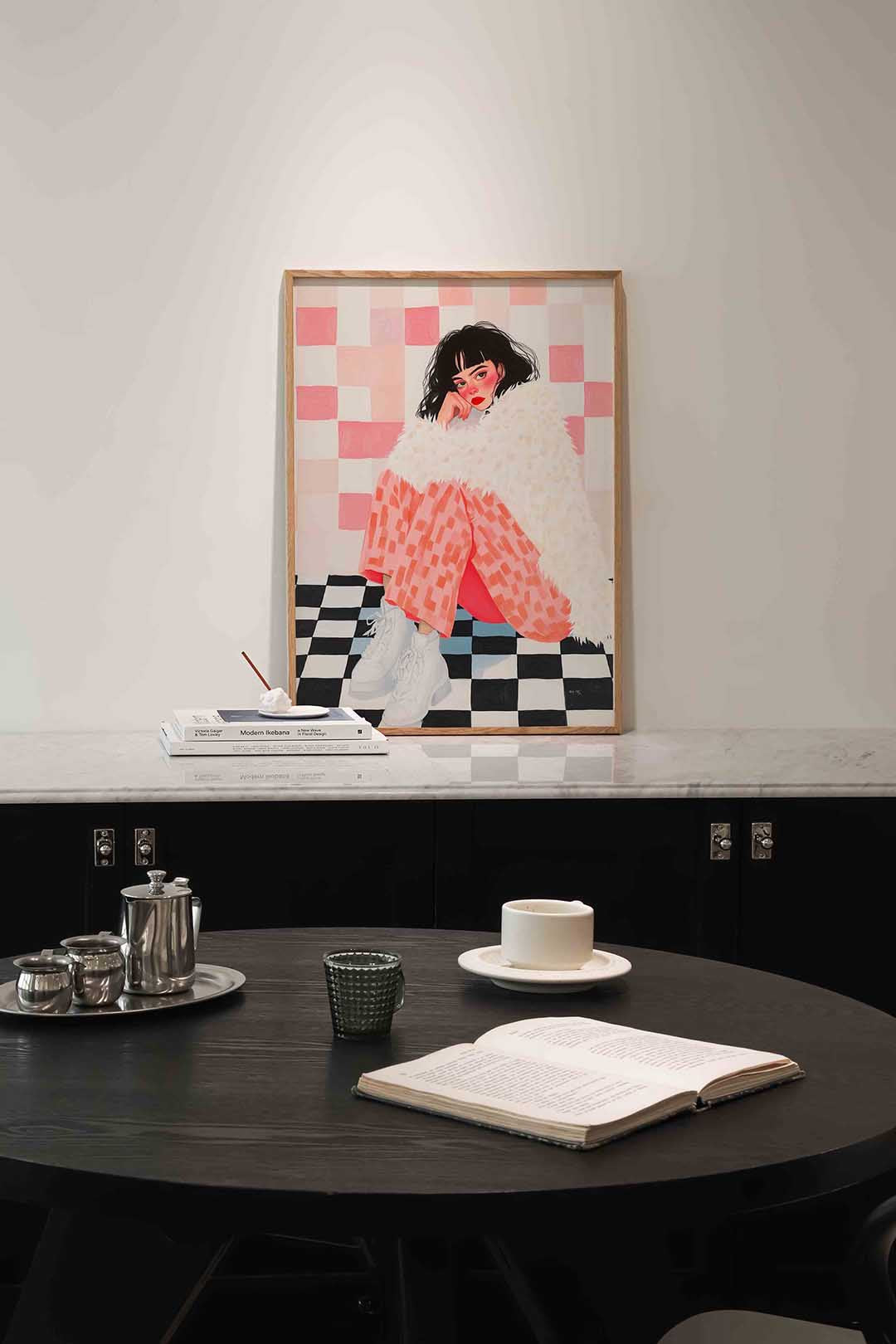 Vrouw met bontjas – moderne poster in staand formaat