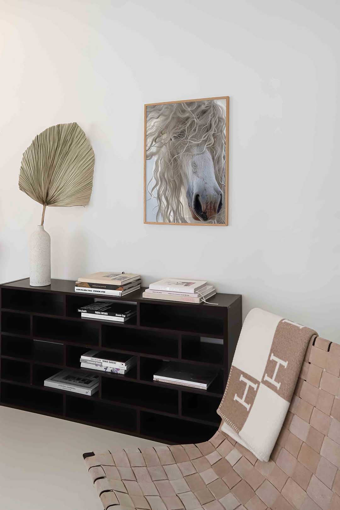 Witte paardenneus – staande kleurrijke abstracte wanddecoratie van WallArtistic