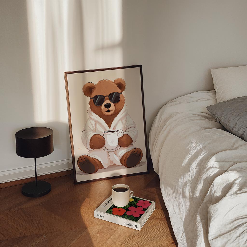 Chillende Beer met Koffie – staande kinderkamer wanddecoratie van WallArtistic