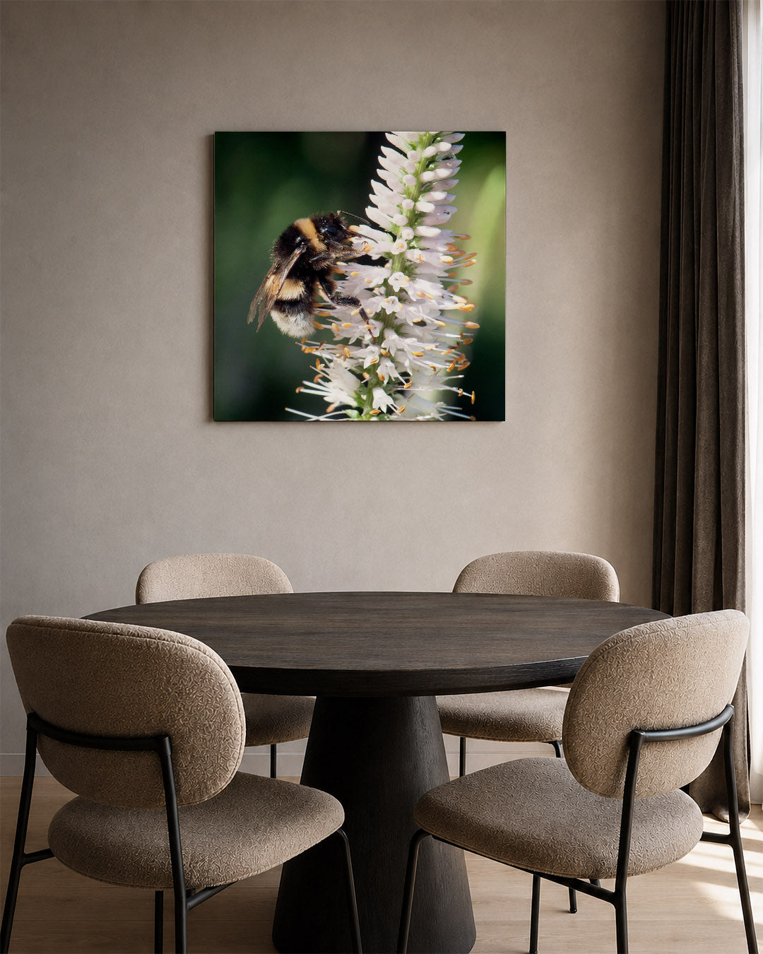 Bij op bloem kunstwerk – tweede productweergave – een gedetailleerde close-up van een bij op een witte bloem, omringd door