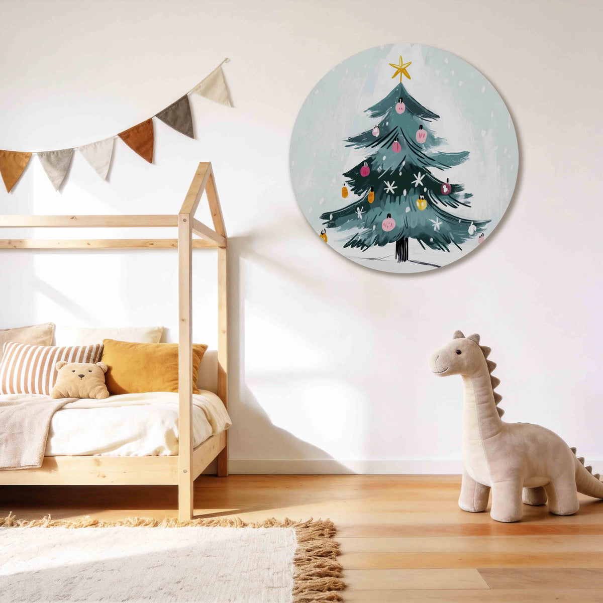Kerstboom met versiering Muurcirkel – tweede productweergave – Een groene kerstboom met kleurrijke ballen en een gele ster.