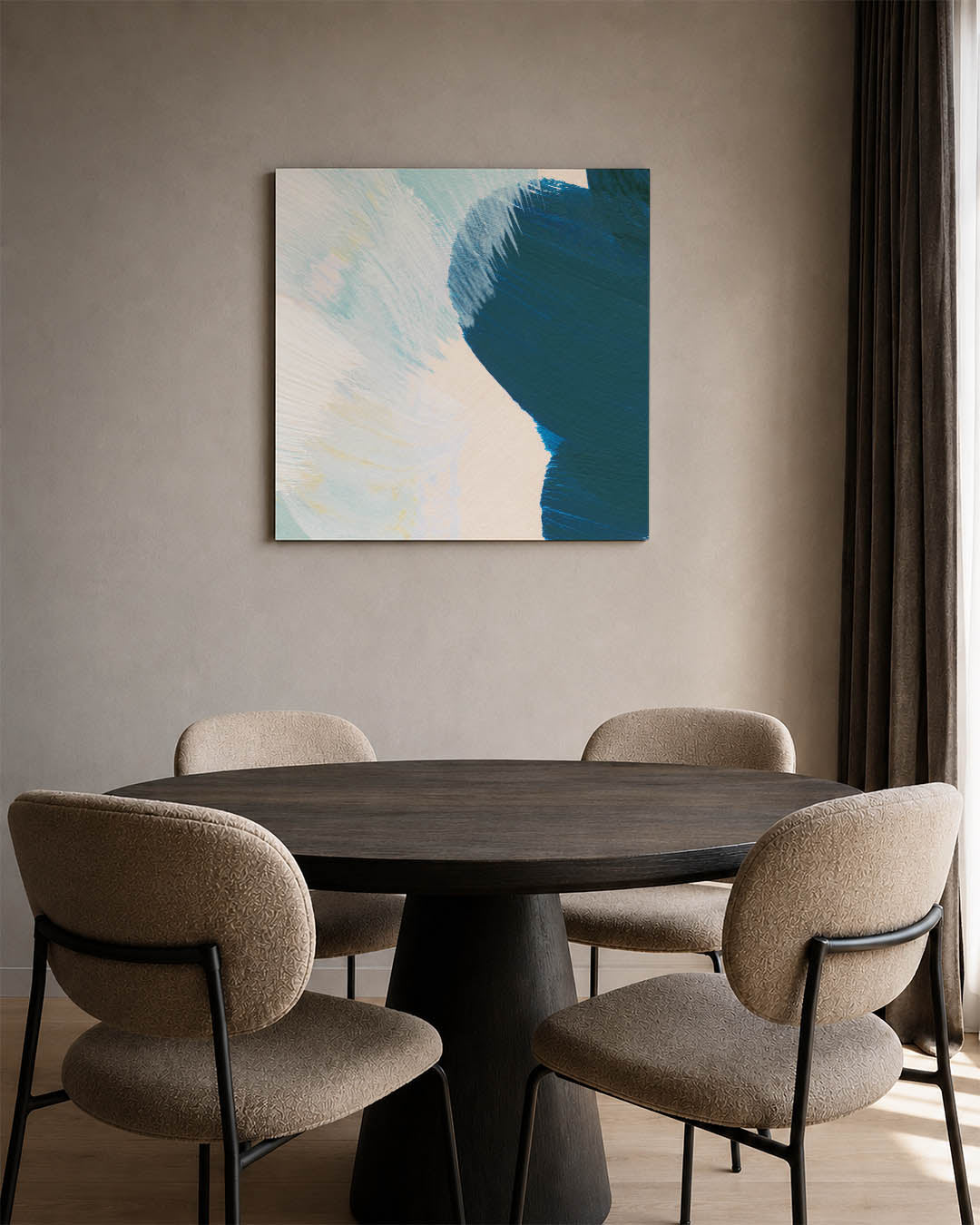 Kleurrijke vegen kunstwerk – derde productweergave – dit werk toont een dynamisch spel van blauwe en beige vegen, met