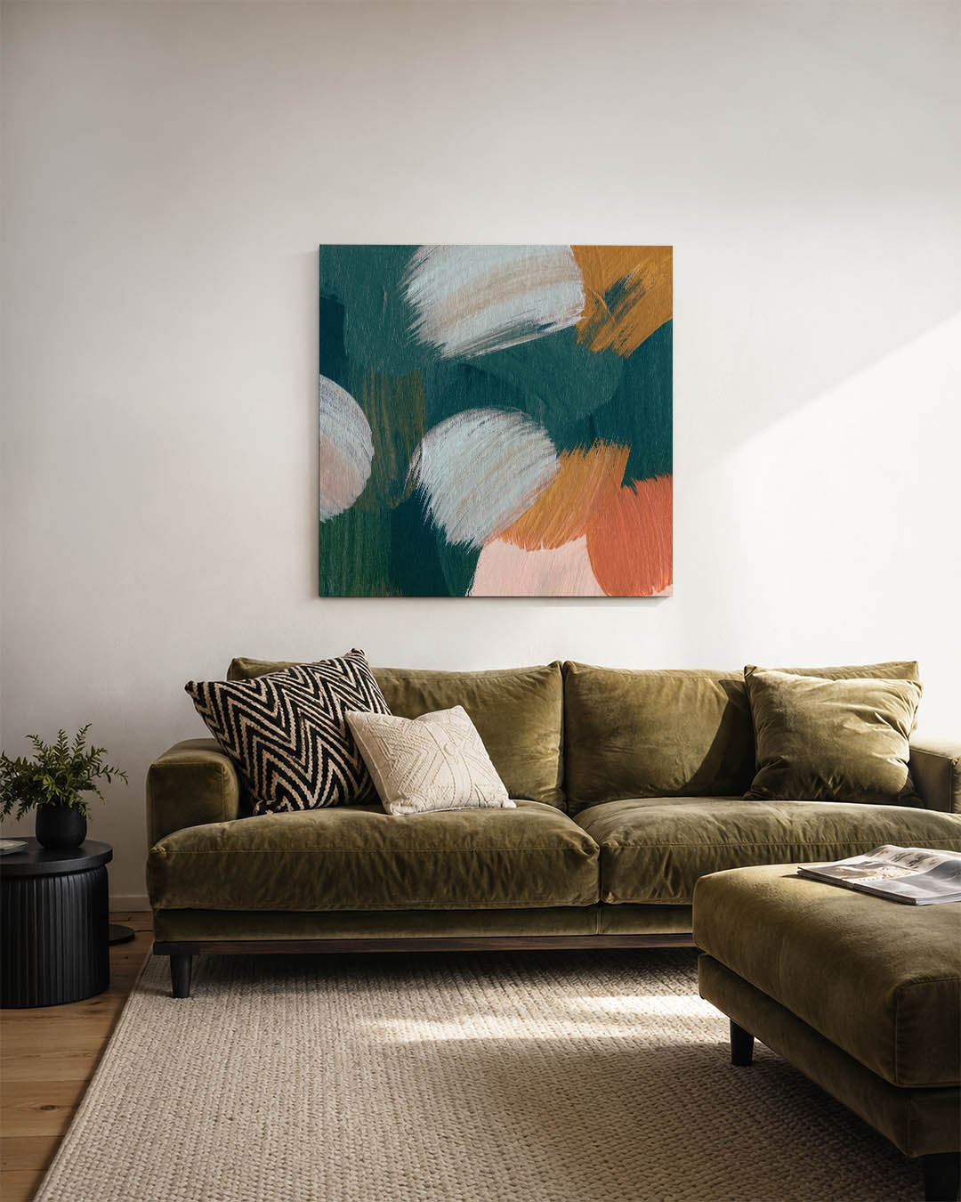 Kleurencompositie kunstwerk – sfeerbeeld – dit werk toont een levendige mix van penseelstreken in blauw, oranje en beige. De