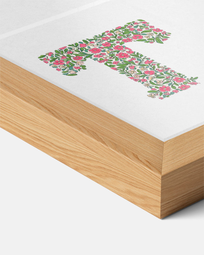 Bloemrijke T Monogram – kids poster als vrolijke staande wanddecoratie