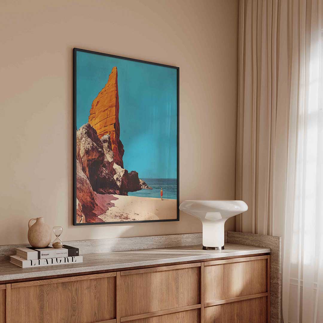Rotsformatie en strand – surreal poster in staand formaat