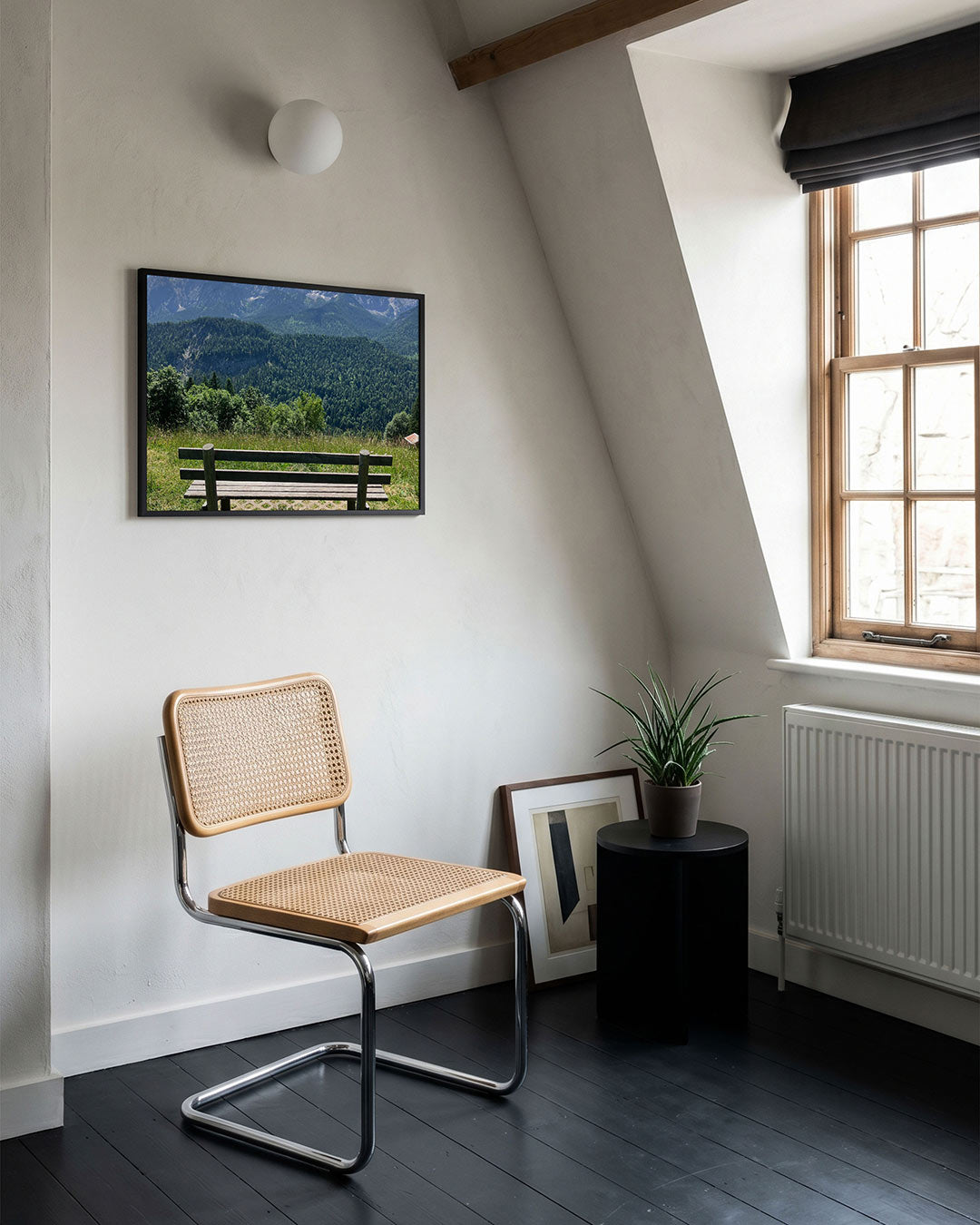 Berglandschap poster – tweede productweergave – deze poster toont een houten bank met uitzicht op een weelderig groen