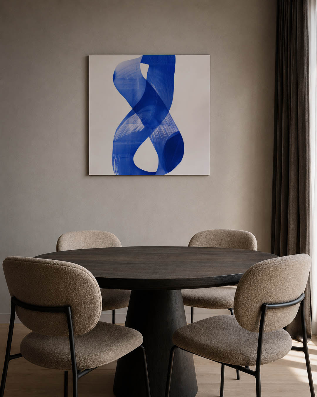 Dynamische blauwe vormen kunstwerk – tweede productweergave – dit kunstwerk toont vloeiende blauwe lijnen die sierlijk over